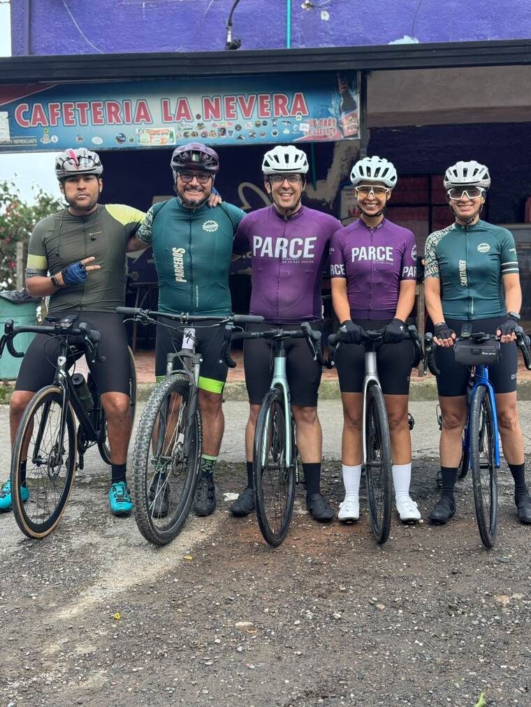 Grupo de Parceros en la Cafetería La Nevera